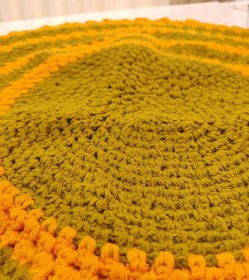 تصویر پادری گرد قلاب‌بافی دست‌ساز - دکوراسیون منزل - طرح دایره‌ای Circular Crochet Rug: A Cozy Addition to Your Home