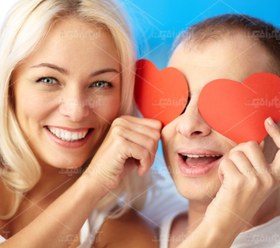 تصویر عکس با کیفیت زن و مرد با قلب کاغذی 