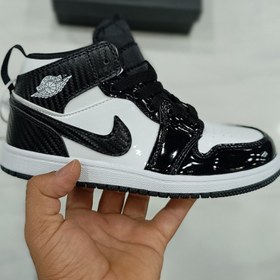 تصویر کتونی بچه گانه نایک ایر جردن ۱ ساقدار ورنی کاربن مشکی Nike air jordan 1 high 