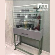 تصویر ویترین شیشه ای جواهر فروشی با پایه فلزی 