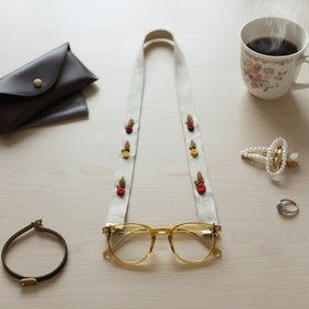 تصویر بند عینک گلدوزی رز 