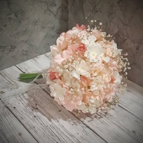 تصویر دسته گل هورتانسیا مصنوعی با تناژ سفید و صورتی به همراه گل عروس طبیعی 