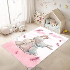 تصویر فرش اتاق کودک طرح خرگوش مادر و بچه با زمینه سفید و صورتی DC-1555 