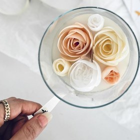 تصویر شمع گل دستساز دلا با جاشمعی شیشه های ۱۰*۱۰ - معطر / معطر / معطر 