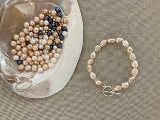 تصویر دستبند مروارید باروک اصل با قفل تی نقره 9 میلیمتر Original baroque pearl bracelet with silver T lock