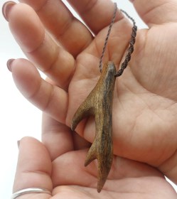 تصویر گردنبند شاخ گوزن چوبی 