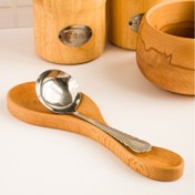 تصویر زیر قاشقی کنار گاز چوب گردو مدل گرد و مورب 