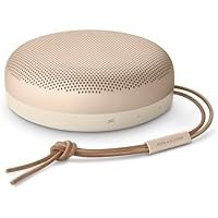 تصویر بلندگوی بلوتوث ضد آب قابل حمل بی سیم Bang &amp; Olufsen Beosound A1 (نسل دوم) با میکروفون، رنگ طلایی Bang & Olufsen Beosound A1 (2nd Generation) Wireless Portable Waterproof Bluetooth Speaker with Microphone, Gold Tone