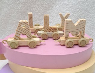 تصویر استند اسم قطار با حروف چوبی 