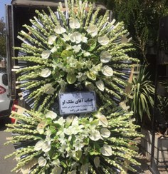 تصویر قیمت تاج گل ترحیم در بازار گل تهران از 3 تا 10 میلیون تومان 