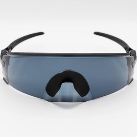 تصویر عینک ورزشی اوکلی با فریم مشکی رنگ، عدسی دودی تیره و UV400 مدل 009455 
