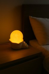 تصویر آباژور سنگ نمک گوی 6 سانتیمتر مدل پایه صدف کد 06 