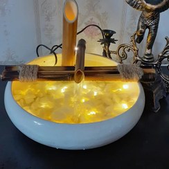 تصویر آبنما بامبو رومیزی .دارای نور .سنگ طبیعی مرمر.ظرف کار سفال .پمپ آب.ظرف سایز 30در 30 می باشد 