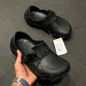 تصویر کراکس مردانه مشکی طرح دار 