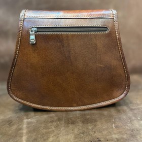تصویر کیف دوشی چرم با حکاکی رنگ جغد 
