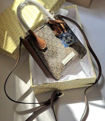 تصویر کیف مایکل کورس ایستاده 