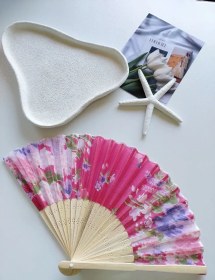 تصویر بادبزن گلدار چوبی 