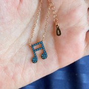 تصویر گردنبند نقره نوت موسیقی رنگ آبی آبکاری طلا Silver music note necklace with blue color, gold-plated