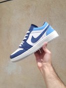 تصویر کتانی نایکی جردن ۱ مردانه رنگ سفید سرمه ای با رویه چرم مصنوعی سایز ۴۲ 