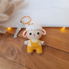 تصویر جاکلیدی و جاسوئیچی دستبافت کاموایی مدل ببعی ه Handmade crocheted key chain and switch holder, sheep model,