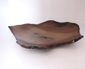 تصویر بشقاب چوبی روستیک طرح برگ توت 