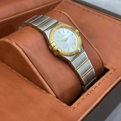 تصویر ساعت امگا زنانه سیلورطلایی موتورسوییس موجود در رنگبندی مدل ۸۸۹۸۸۰۰۵ Women's omega watch, silver, gold, Swiss engine, available in different colors model 88988005