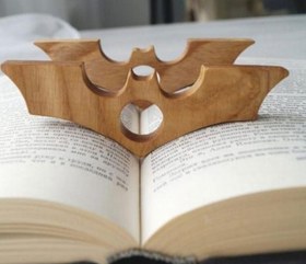 تصویر نشان کتاب خفاش چوبی Wooden bat book mark