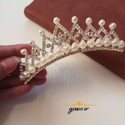 تصویر شانه شینیون جواهری نگین و مرواریدی نیم تاج ایستاده 