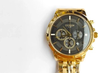 تصویر ساعت مردانه سیتیزن CITIZEN سه موتوره طلایی زمینه مشکی 