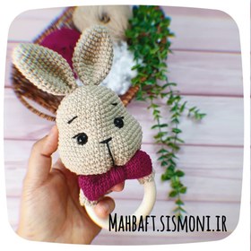 تصویر جغجغه ی بافتنی دسته چوبی مدل خرگوشی پسرانه Knitted rattle with wooden handle, rabbit model for boys