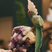 تصویر طوطی اونتورین با پایه‌ی آمیتیست طبیعی 