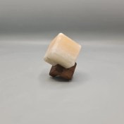 تصویر مکعب سنگ نمک پایه چوب بزرگ 