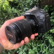 تصویر دوربین عکاسی کانن EOS 90D با لنز 135mm رزولوشن ۳۳ مگاپیکسل 