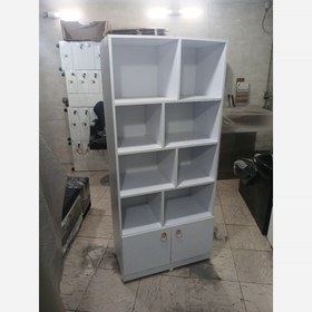 تصویر کمد طبقه بندی آرایشگاهی شیک دررنگ بندی سفیدومشکی هزینه ارسال درب منزل توسط مشتری پرداخت میشود 