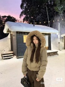 تصویر کاپشن زنانه پف دار زمستانی با کلاه خز دار _مدل گرم و بادوام مناسب هوای سرد - M 