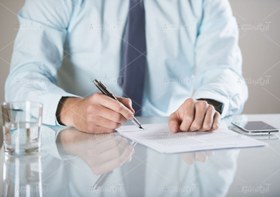 تصویر عکس با کیفیت مرد در حال امضا 
