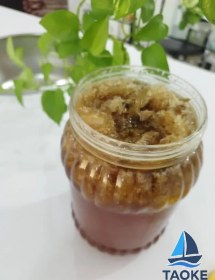 تصویر عسل با موم طبیعی 