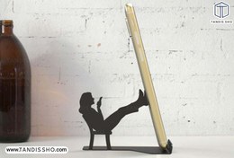 تصویر استند موبایل طرح بانوی نشسته 