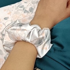 تصویر اسکرانچی طرحدار مدیوم ابریشم first class - گلدار پاییزی Silk Medium Scrunchies