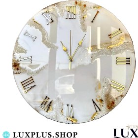 تصویر ساعت دیواری عروس طلایی با نورپردازی ملایم 