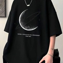 تصویر تیشرت مشکی طرح ماه و اسپیس شیپ 