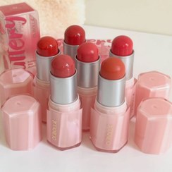 تصویر رژگونه استیکی اولی بولا 