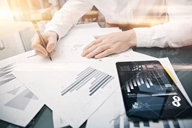 تصویر عکس با کیفیت در حال ترسیم نمودار 