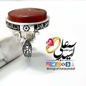 تصویر رکاب صفوی با نگین سرخ و آبدار یمنی قلم زنی دست روی بازو و حکاکی لیزر دور نگین 