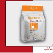 تصویر پودر بند کشی نایلون. کد 100 پودر بندکشی نایلون نانو یک ملات پودری پایه سیمانی با پلیمرهای نایلونی و نانو ذرات است که برای پر کردن درزهای ۲-۱۰ میلی‌متری بین کاشی، سرامیک، موزاییک و آجر نما طراحی شده. با وزن مخصوص ۱.۴-۱.۶ کیلوگرم بر لیتر، در رنگ‌های متنوع (سفید، طوسی، مشکی) عرضه می‌شود و با افزودن آب یا رزین، به خمیر انعطاف‌پذیر تبدیل می‌گردد. این محصول ۱۰۰% آب‌بند، ضد باکتری و مقاوم در برابر شوینده‌هاست و برای ترمیم بدون تخریب سطوح مرطوب مناسب است. مقدار مصرف: ۱ کیلوگرم برای ۳-۵ مترمربع (درز ۳ میلی‌متر).