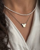 تصویر ست گردنبند زنانه منجوقی سفید رنگ ثابت و گردنبند استیل نقره‌ای طرح میکی موس 