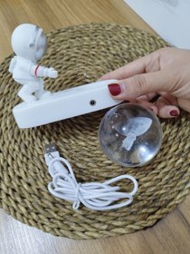 تصویر گوی و مجسمه فضانورد طرح منظومه شمسی 