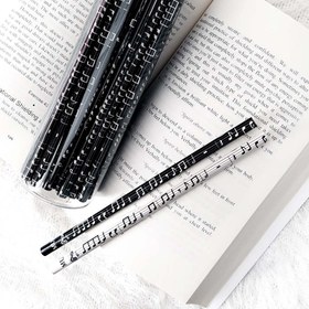 تصویر مداد مدل نت زمینه مشکی 