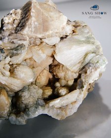 تصویر سنگ استیلبیت با همرشدی آپوفیلیت و هیولاندیت در ژئود کوارتز S320 