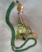 تصویر تسبیح یشمی با رز های صورتی روباندوزی شده 